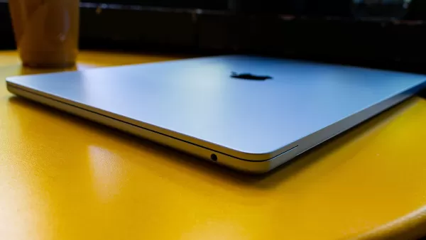 MacBook Air 2025 Alt Görünüm